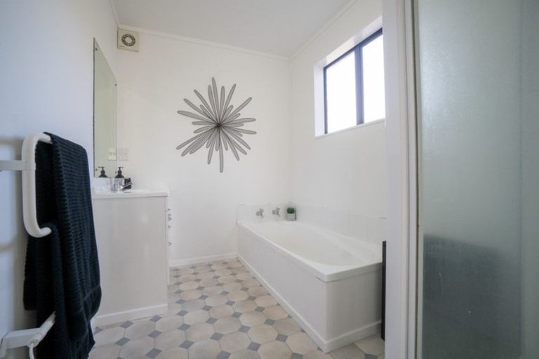 Photo of property in 8 Logan Place, Kelvin Grove, Palmerston North, 4414