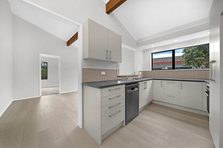 Photo of property in 77 Meadowvale Rise, Titirangi, Auckland, 0604