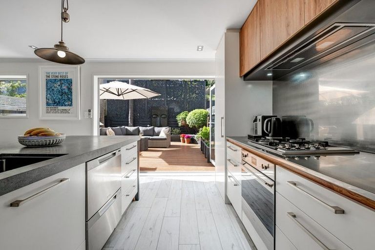 Photo of property in 4/13 Kaihu Street, Northcote, Auckland, 0627