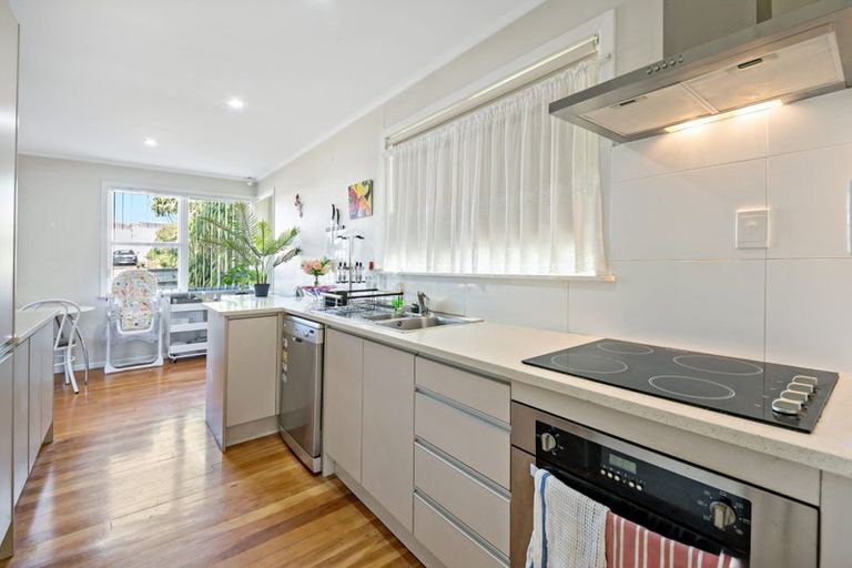 Photo of property in 19 Laura Street, Kelston, Auckland, 0602