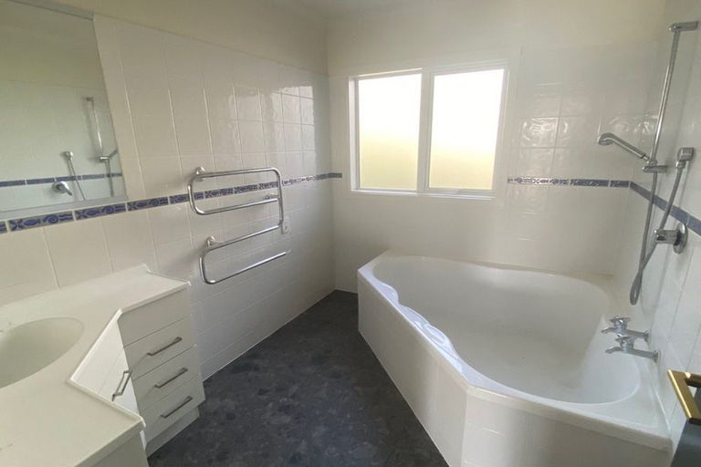 Photo of property in 1 Lysaght Place, Welcome Bay, Tauranga, 3112