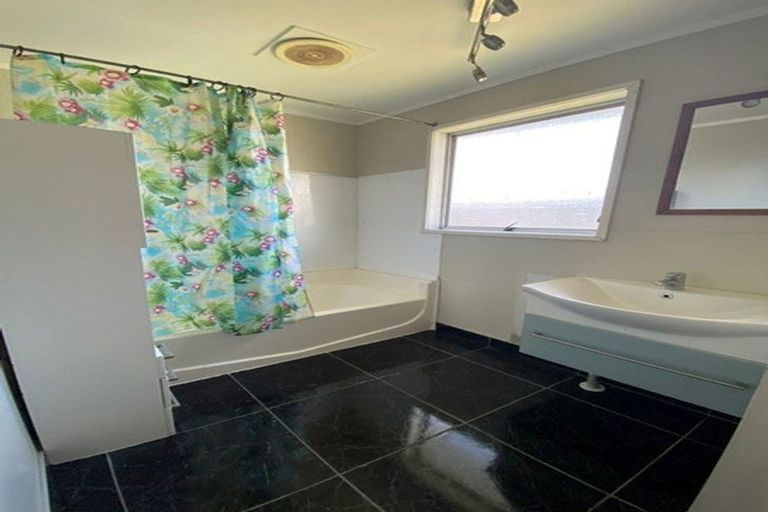 Photo of property in 26 Gibbons Road, Weymouth, Auckland, 2103