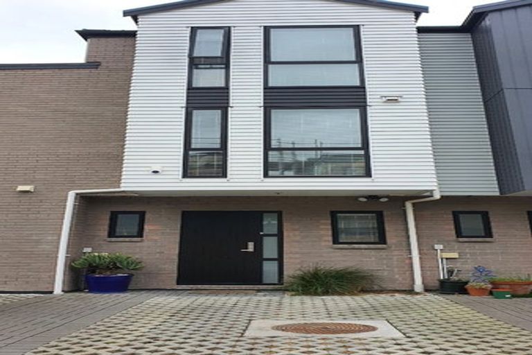 Photo of property in 7 Waru Lane, Te Atatu Peninsula, Auckland, 0610