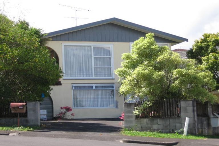 Photo of property in 13 Thuja Street, Green Bay, Auckland, 0604