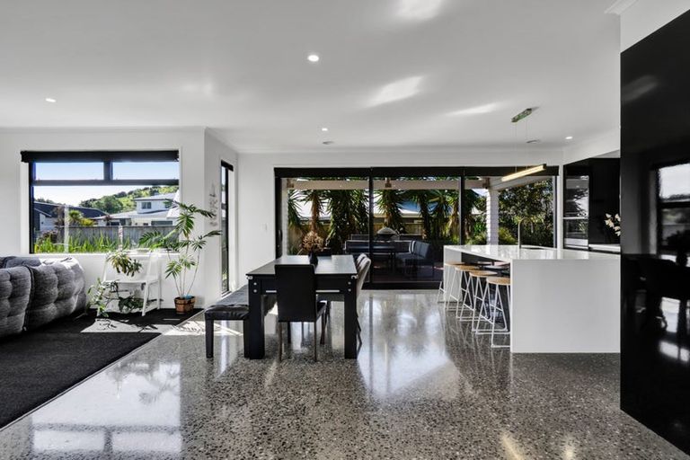 Photo of property in 6 Pebble Beach Court, Waiwhakaiho, New Plymouth, 4312