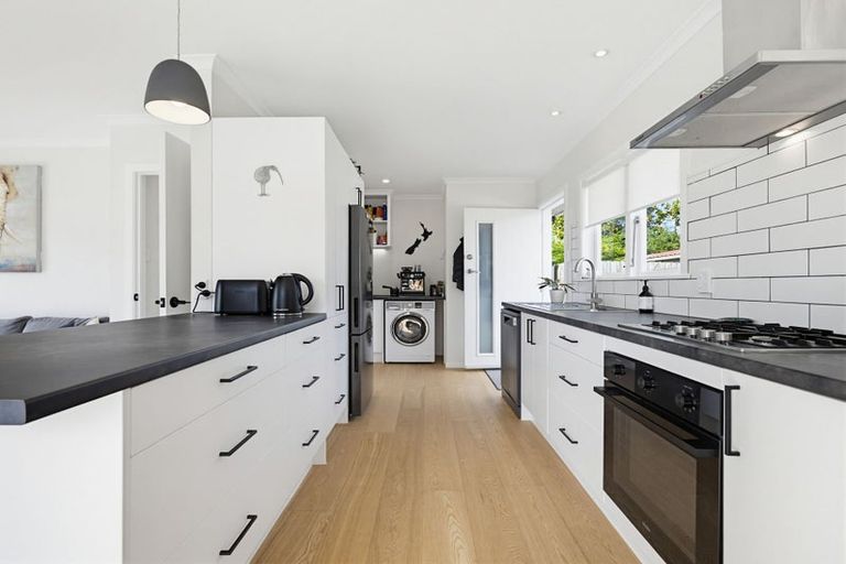 Photo of property in 48 Stottholm Road, Titirangi, Auckland, 0604