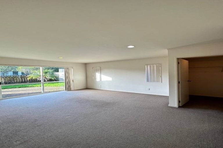 Photo of property in 1/15 Tolben Place, Golflands, Auckland, 2013