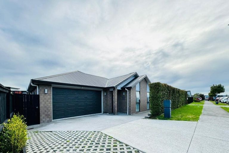 Photo of property in 8 Pakaraka Drive, Papakura, 2110