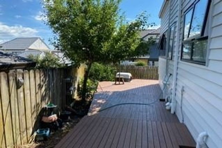 Photo of property in 1/15 Eske Place, Highland Park, Auckland, 2010