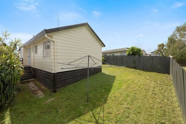 Photo of property in 2/20 Solveig Place, Randwick Park, Auckland, 2105