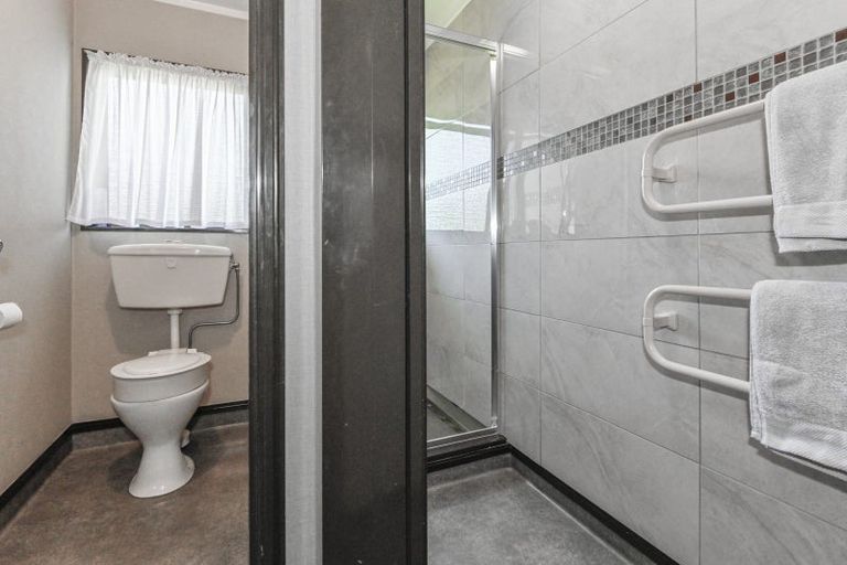 Photo of property in 15 Deakin Place, Clive, 4102