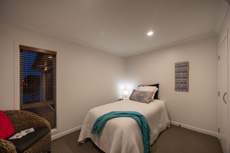 Photo of property in 100 Ruapehu Drive, Fitzherbert, Palmerston North, 4410