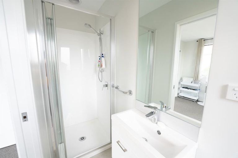 Photo of property in 42e View Road, Henderson, Auckland, 0612