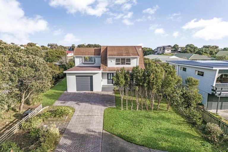 Photo of property in 1 Goldie Place, Waikanae Beach, Waikanae, 5036