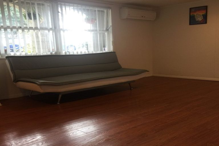 Photo of property in 2/479 Glenfield Road, Glenfield, Auckland, 0629