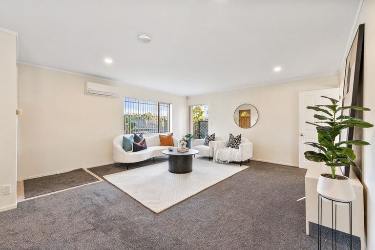 Photo of property in 28 Ginders Drive, Massey, Auckland, 0614