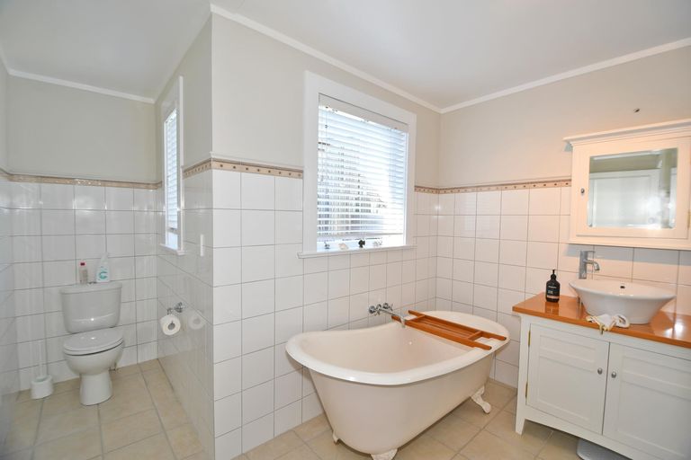 Photo of property in 1 Penguin Street, Leigh, 0985