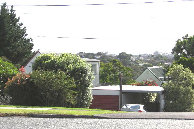 Photo of property in 1/595 Glenfield Road, Totara Vale, Auckland, 0629