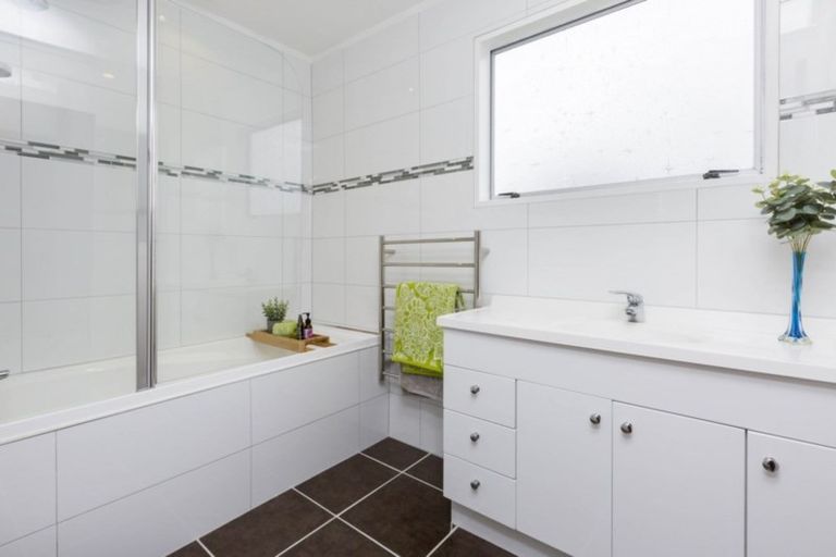 Photo of property in 2 Serenity Grove, Maoribank, Upper Hutt, 5018