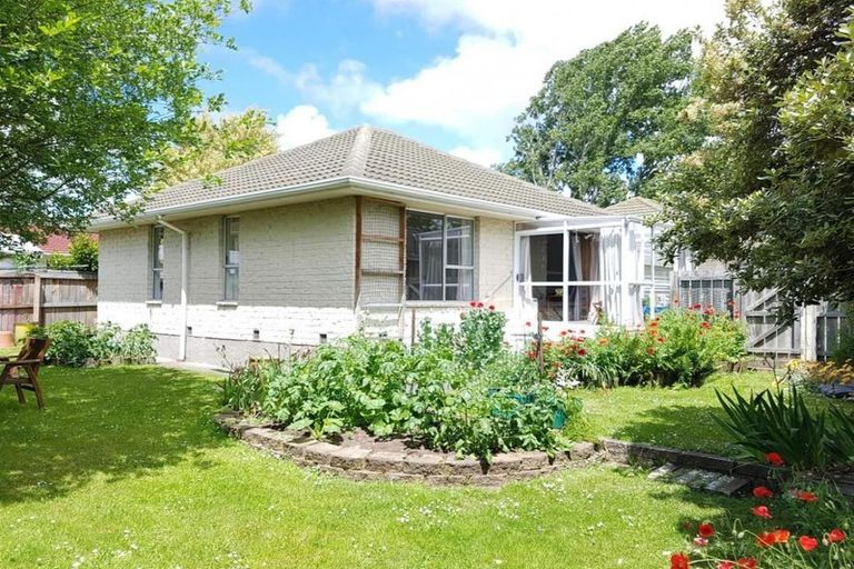 Photo of property in 2/108 Lake Terrace Road, Burwood, Christchurch, 8061