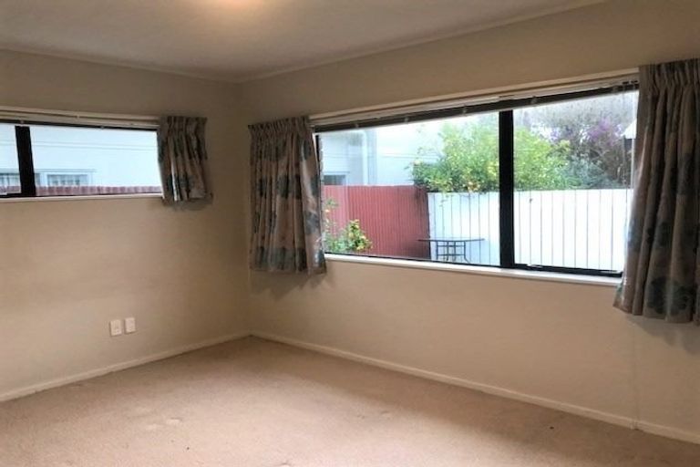 Photo of property in 2/5 Rawhiti Street, Vogeltown, New Plymouth, 4310
