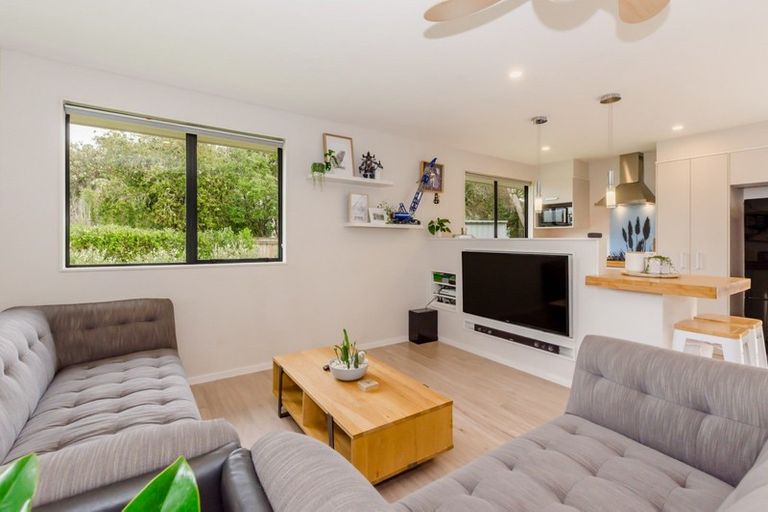 Photo of property in 11 Victor Grove, Waikanae Beach, Waikanae, 5036