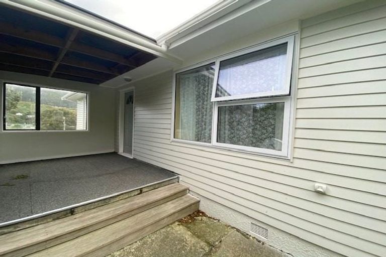Photo of property in 2/24 Bell Street, Tawa, Wellington, 5028