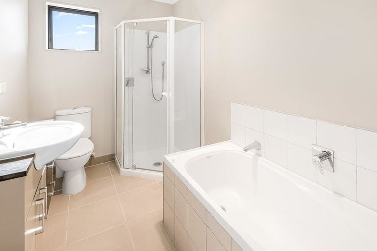 Photo of property in 2 Anna Lane, Glen Eden, Auckland, 0602