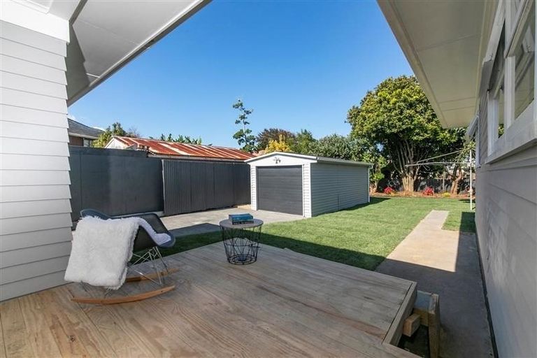 Photo of property in 122 Avondale Road, Avondale, Christchurch, 8061