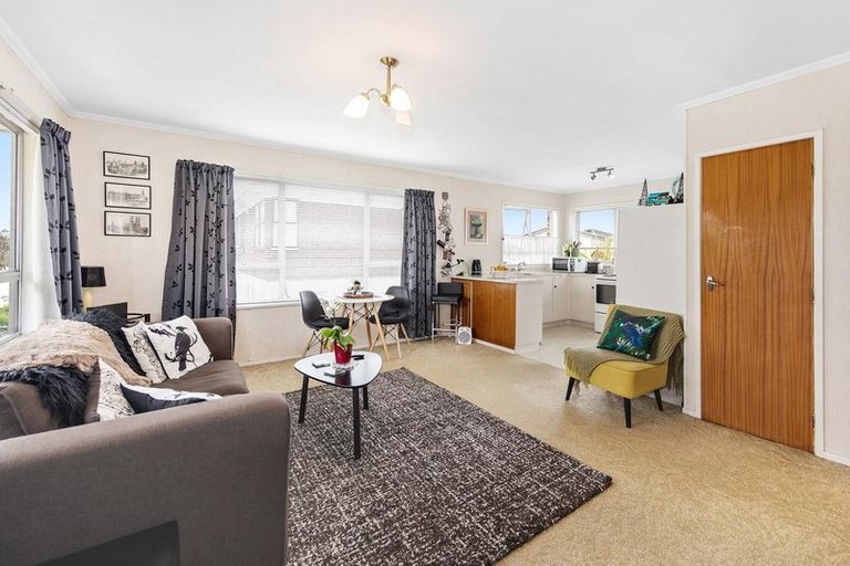 Photo of property in 3/1 Bodi Place, Te Atatu South, Auckland, 0610