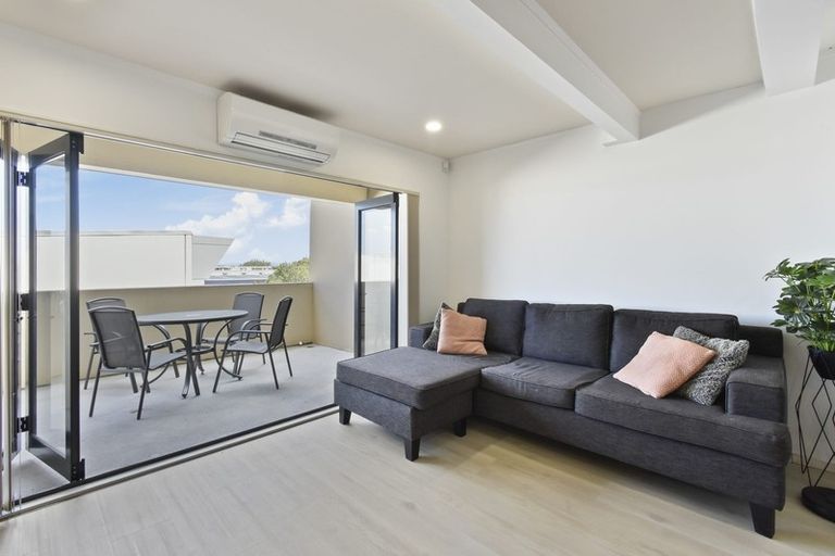 Photo of property in 6/11 Jack Conway Avenue, Manukau, Auckland, 2104