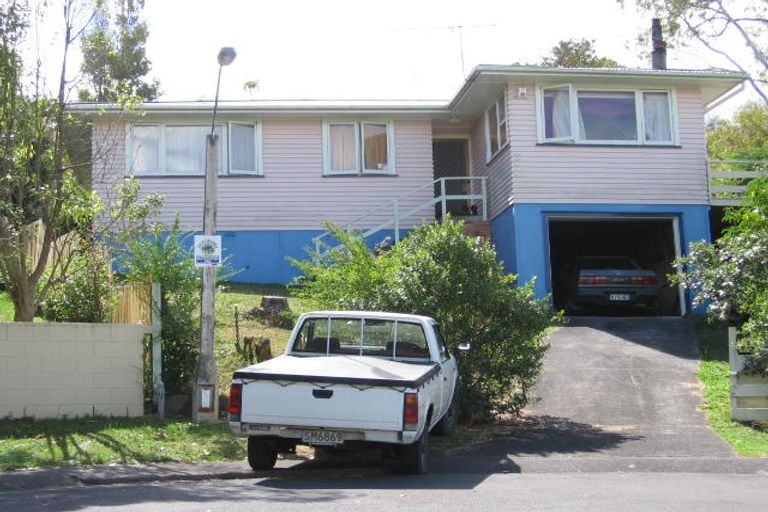 Photo of property in 15 Thuja Street, Green Bay, Auckland, 0604