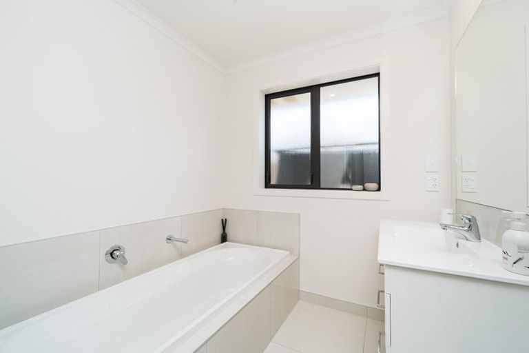 Photo of property in 11 Atlantic Drive, Fitzherbert, Palmerston North, 4410