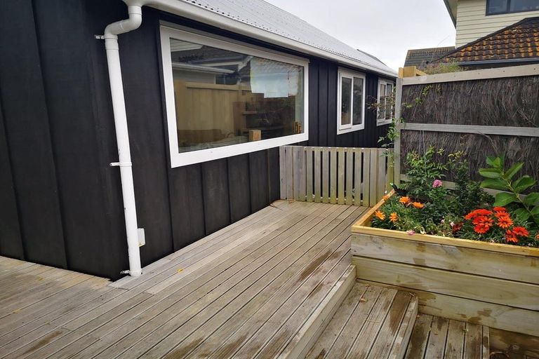 Photo of property in 78 Apu Crescent, Lyall Bay, Wellington, 6022