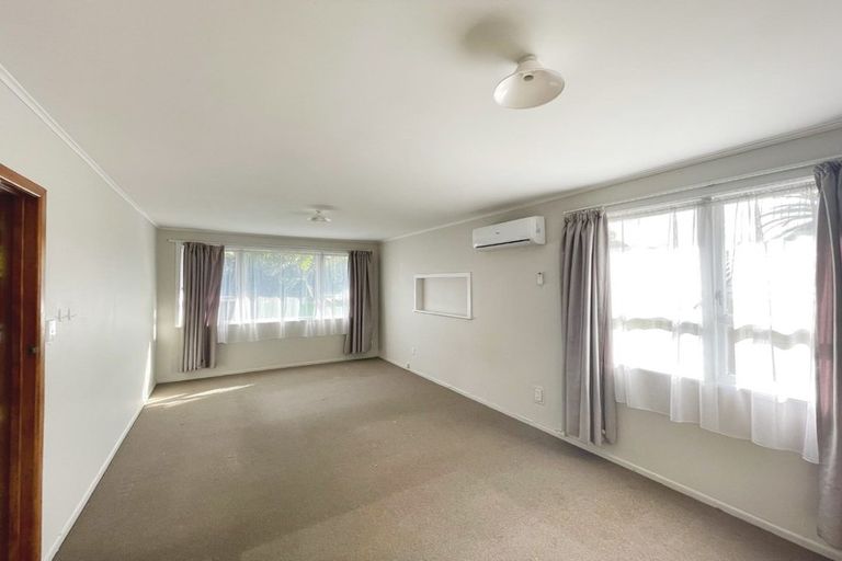 Photo of property in 35 Tarata Crescent, Mangere Bridge, Auckland, 2022
