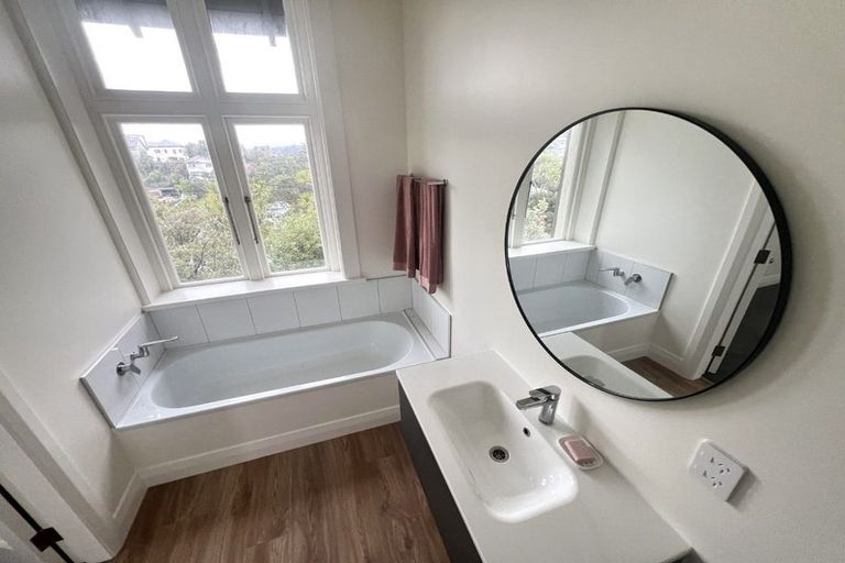 Photo of property in 16b Hadfield Terrace, Kelburn, Wellington, 6012