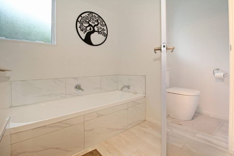 Photo of property in 2 Harbour Lights Close, West Harbour, Auckland, 0618