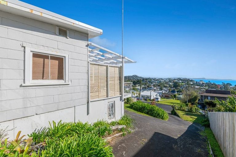 Photo of property in 43 Surf Road, Stanmore Bay, Whangaparaoa, 0932
