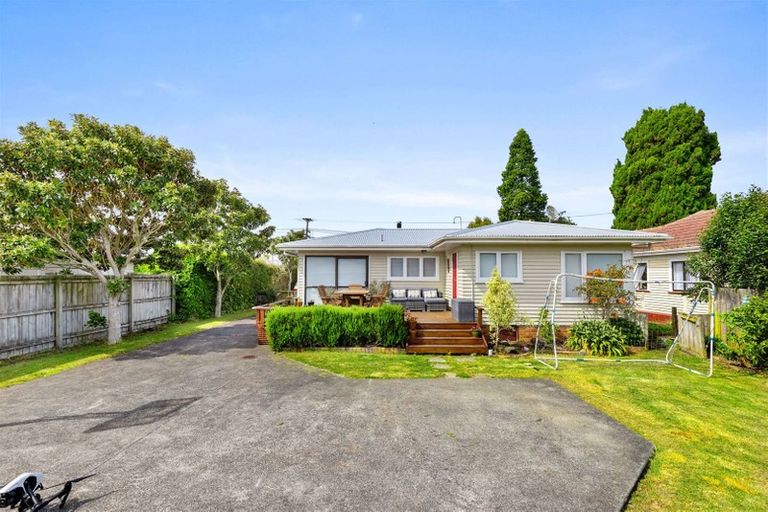 Photo of property in 3 Yeovil Road, Te Atatu Peninsula, Auckland, 0610