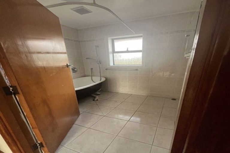 Photo of property in 73 Archibald Road, Kelston, Auckland, 0602