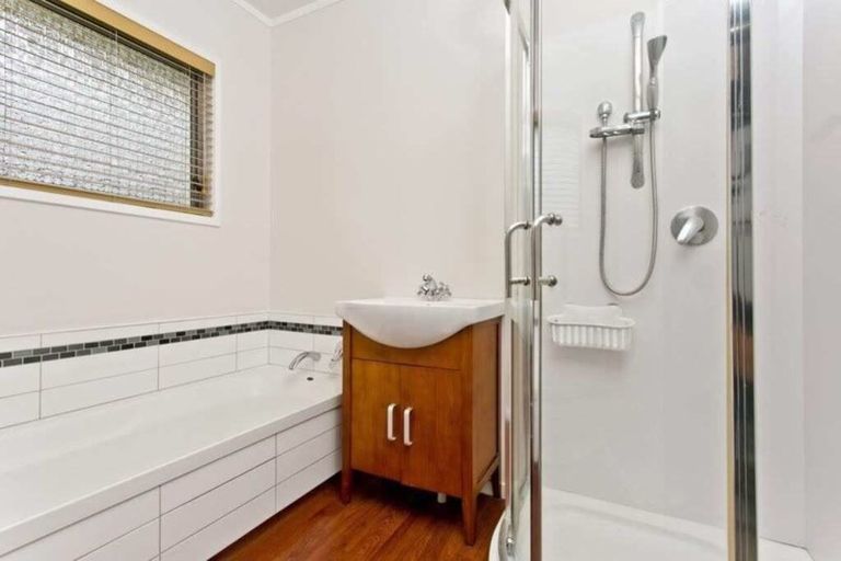 Photo of property in 1/6 Ellice Road, Totara Vale, Auckland, 0629