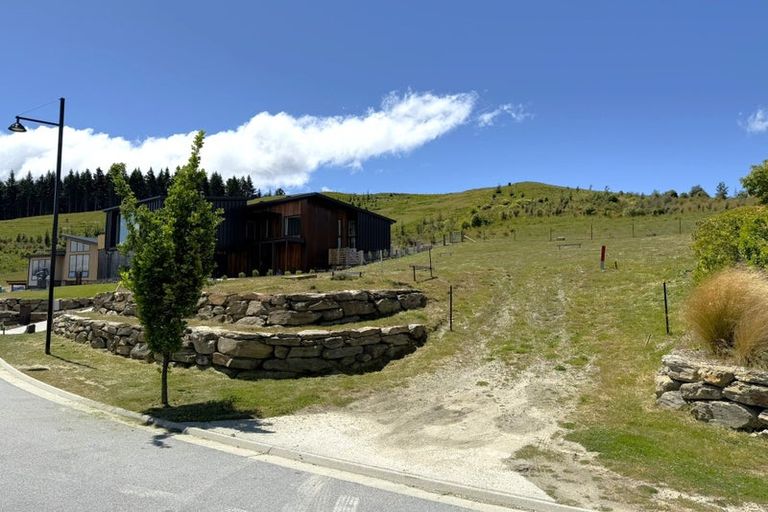 Photo of property in 16 Akitu Rise, Wanaka, 9305
