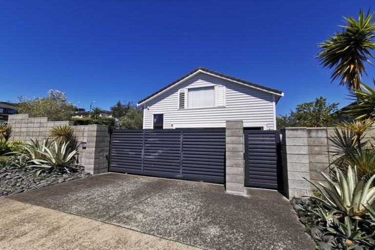 Photo of property in 1 Kilear Close, Pinehill, Auckland, 0632