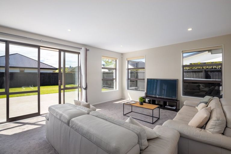 Photo of property in 8 Hedge Close, Halswell, Christchurch, 8025