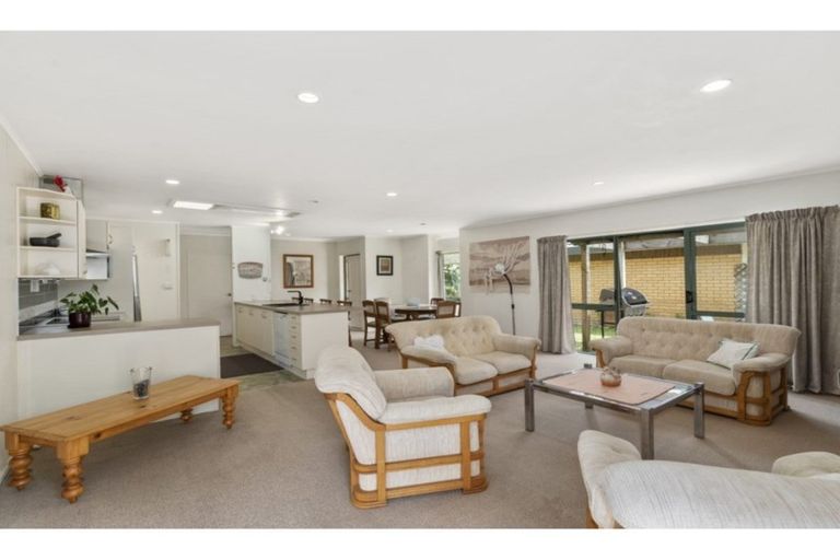 Photo of property in 3/12-20 Northcross Drive, Oteha, Auckland, 0632