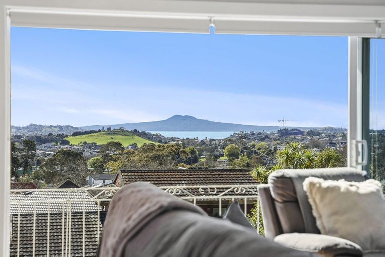 Photo of property in 73 Bradbury Road, Botany Downs, Auckland, 2010