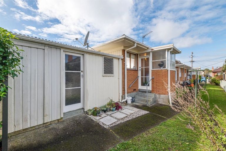 Photo of property in 2/39 Eversleigh Road, Belmont, Auckland, 0622