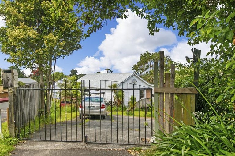 Photo of property in 9 Woodhouse Place, West Harbour, Auckland, 0618