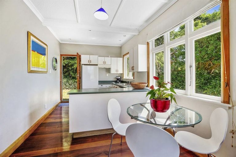 Photo of property in 49 Hungerford Road, Lyall Bay, Wellington, 6022