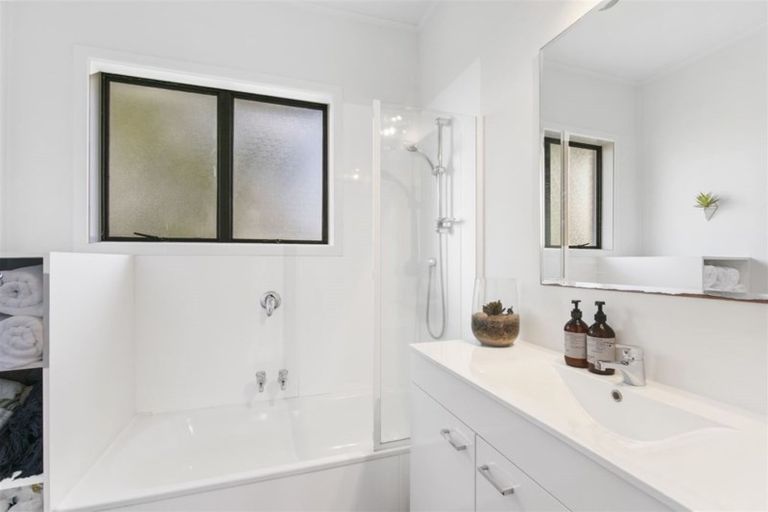 Photo of property in 1/300 Glenfield Road, Glenfield, Auckland, 0629